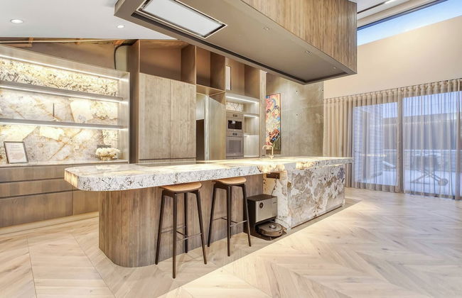 Glamorous & Stylish Getaway - Photo 27