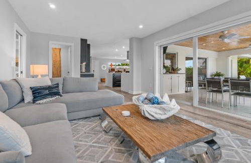 Seven Palms Waterfront- Private Dock, Heated Pool & Lanai -Walk to beach! by Maven Vacation Rentals - Foto 56