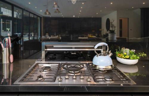 Luxury 6BR Beverly Hills Villa with Pool and Views - Photo 44