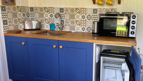 Shepherds Hut with Hot Tub - Foto 3