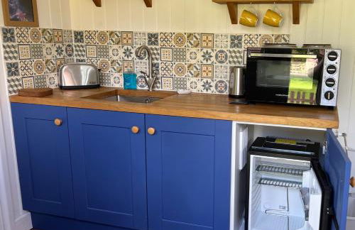 Shepherds Hut with Hot Tub - Foto 3