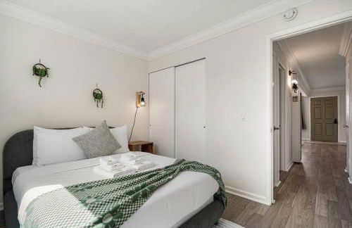 Charming 2BR Coastal Getaway in Pacifica - Photo 50