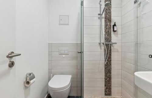 Vorstadtoase für 3 - Queensize-Bett, Schlafcouch, Parkplatz & Netflix - Nähe BER - Foto 9