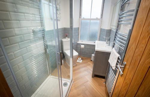 Luxury Pet-Friendly 2 Bed Retreat in Central Bowness with Copper Roll-Top Bath & Sun Terrace - Foto 15