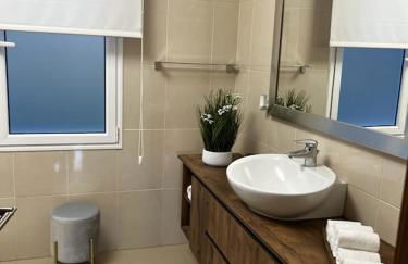 Luxury villa with private heated pool, garden and views of the sea and mountains. - Photo 26