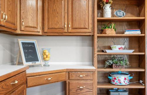 Lakefront Retreat with Deck, Movie Room and Yard - Foto 20