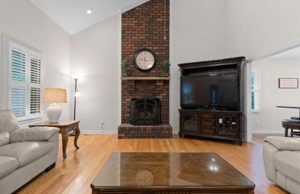 Sleeps 22, Lakefront w/ Private Dock & Pool, 2 Houses Lake Living by Avantstay - Foto 146