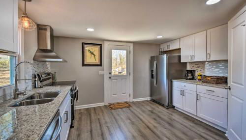 Private Yard and Fire Pit Commerce Home! - Foto 2