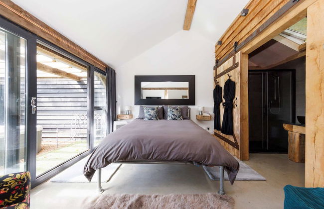 Romantic Countryside Lodge With Hot Tub - Photo 2