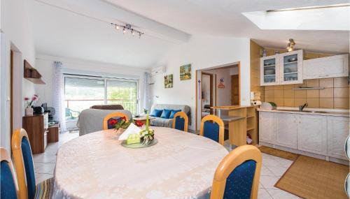 Three-Bedroom Apartment In Bilice - Photo 3