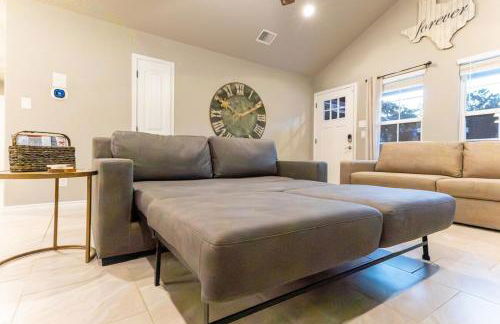 Neon Vibes Outdoor TV Hot Tub Arcade Room - Foto 25