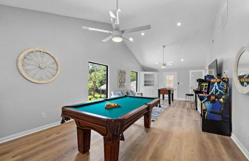 Waterfront oasis with private pool, game room, fire pit and volleyball court - Foto 6
