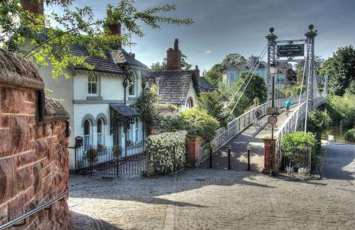 Beautiful period cottage, exceptional riverside location in the heart of Chester - Photo 1