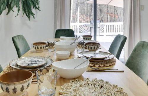 Stunning Poconos Villa- Hot Tub, Pool, Game Room, BBQ & more - Foto 23