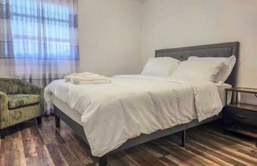 Spacious 3BR Niagara Falls Home with King Bed & Parking 18 Blocks from the Falls - Foto 9