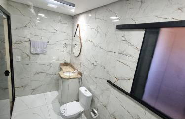 Super Confortável, WiFi Rápido, Garagem Coberta, 2 Banheiros, Suíte, 3 Quartos, Microondas, Cozinha Grande Completa, Mesa de Jantar Grande, Entrada Privativa, Perto do Shopping Pátio Matosinhos, 5 min do Centro Histórico - Foto 11