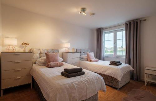 Mackie Residence - SJA Stays - 3 Bed Apartment with parking - Foto 2