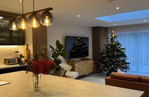 Modern Luxury Home with Spacious Garden close to Warner Bros Studio - Foto 32