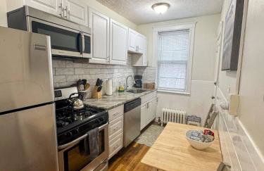 ½ mile to Longwood Medical, Renovated, Pub Trans - Foto 6