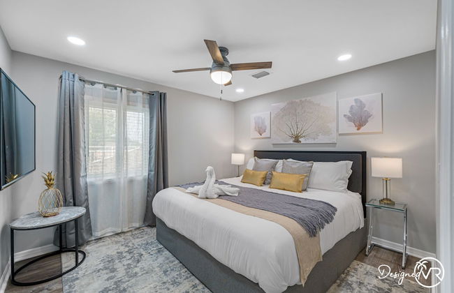 Chic 8BR with Heated Pool & Waterview - Photo 5