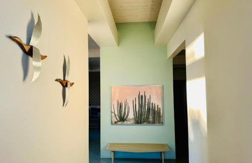 Retro Rendezvous Pool and Spa MidCentury Modern Home - Foto 48