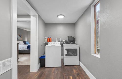 Upscale 2 Story Apartment with 8 beds and Free Parking, walkable to S Highland ave - Foto 35