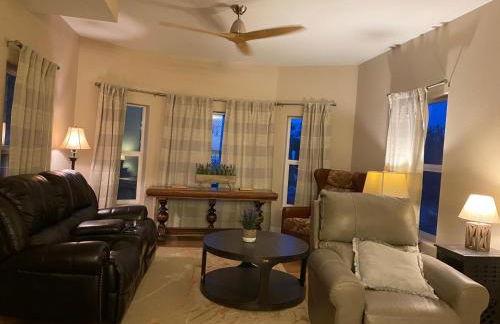 Huge Cozy Home with Many Bedrooms in Ivywild - Foto 26