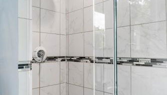 Modern Oakley Retreat - King Bed - Free Parking - Centrally Located - Foto 5, Shower