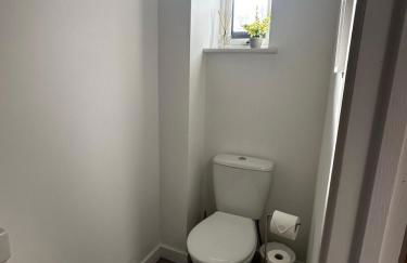 Sunny 2-Bedroom Coastal Stay with Free Parking - Foto 20