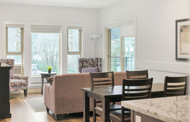 Elevated Escapes 2BR Suite Overlooking Lake - Foto 22