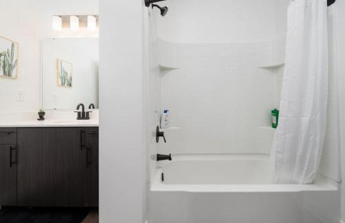 Sunrise Glow Spacious 2BR 2BA 2 King Beds Gym WFH - Foto 23