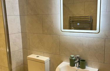 Town centre 1 Cozy king size bed ensuit shower - Foto 5