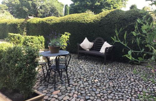 Historic converted byre in courtyard of 16C house - Foto 8