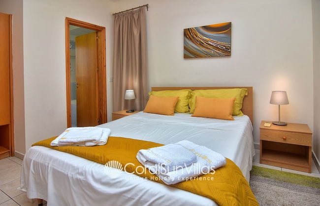 Large Pool & Garden, Billiard, Peaceful Area, Near to the Sea, Coral Bay Paphos - Foto 2