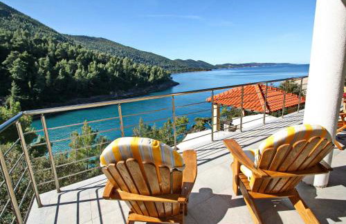 Beachfront Luxury Villa with Private Pool and Stunning Sea Views - Photo 26