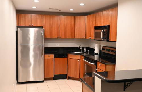 River North Magnificent Mile Condo, Lake and City Views, 43rd Floor Corner, Parking Included! - Foto 48