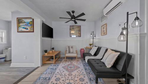 Relaxing Coastal 2BR Near Beach Sleeps 4 - Foto 2