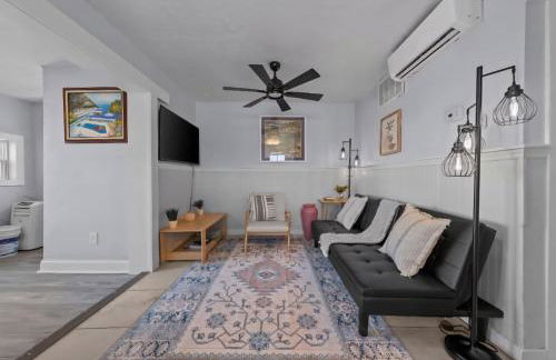 Relaxing Coastal 2BR Near Beach Sleeps 4 - Foto 2