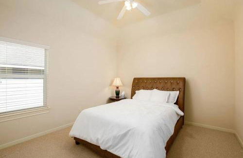 Bedroom with 3.5-Bathroom near Golf Course! - Photo 27