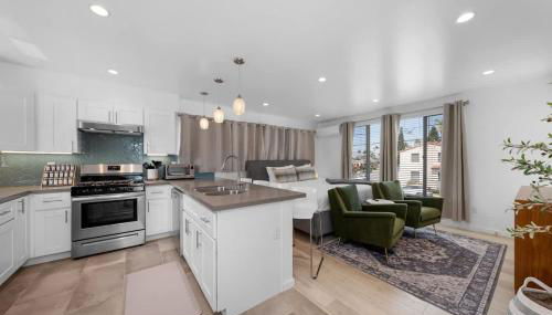 Modern Urban Escape Rooftop & Walkable Fun - Foto 2