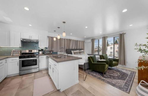 Modern Urban Escape Rooftop & Walkable Fun - Foto 2