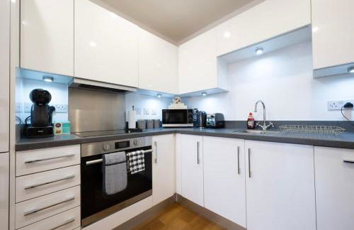 Modern 1BR Apt - Sleeps 4 - Parking - Balcony - Foto 32