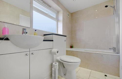 Elegant 5 Bedroom and 3 Bathroom Home in St Annes - Foto 42