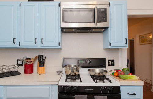 The Gem-3 Bedrooms! King, Full & Twin Beds, Sauna with Free Parking plus more - Foto 10