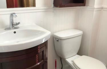 Private house with 3 bedrooms and 1 bathroom, free parking, convenient to NYC Manhattan bus and train, MetLife Stadium FIFA World Cup 35 minutes away - Foto 9