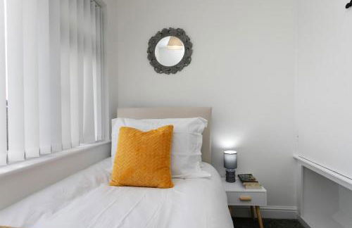 Cosy 4-BDR Family-Friendly House in North Hykeham, with High Speed Free WiFi, Secure Parking, Sleeps Up to 7, Long-Term Stays Allowed! - Foto 15