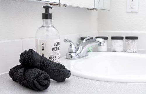 [L] House of Blues minutes KU/Mass & Shopping - Photo 21