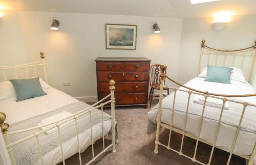 Cwmalis Hall - Photo 19