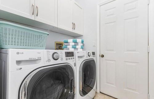 Villa Tropicana Luxury pool home. Gated community - Photo 14