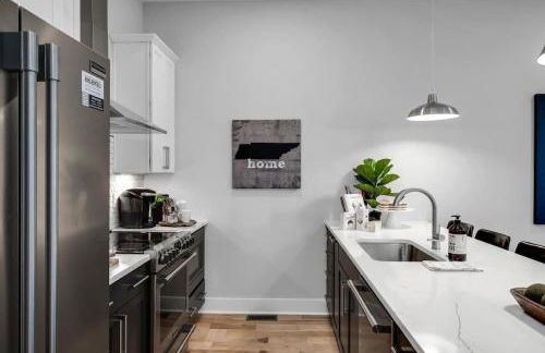 Rooftop Views - Hot Tub - Near Honky Tonks & Bars - Photo 21